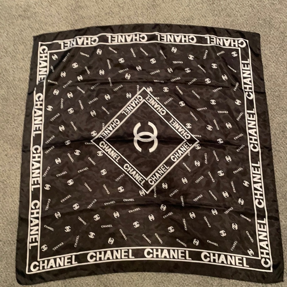 Vintage Chanel black and white scarf 35”x35”
